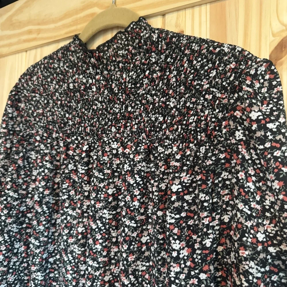 Black Floral Long Sleeve Smocked Women's Top size Large - Picture 7 of 8